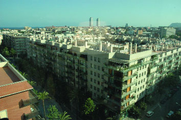 Вид на Барселону из окна отеля Amrey Diagonal