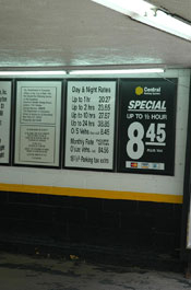 Прайс-лист на парковку на одном из подземных гаражей Манхэттена. Специальное предложение -- до получаса всего $8,45 плюс налоги