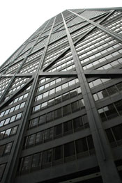 Центр Джона Хэнкока в Чикаго (100 этажей) упирается в облака